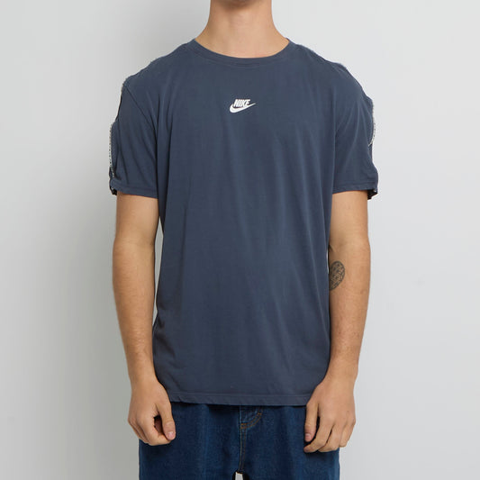 Nike Logo T-shirt - L